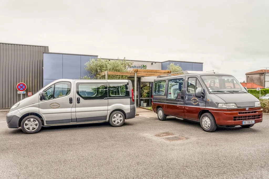 Flotte de véhicules des pompes funèbres pour le transport de corps et le convoi mortuaire