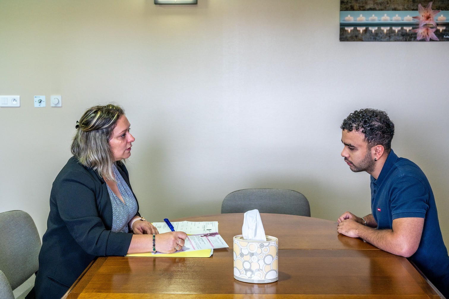 conseillere funeraire aidant une personne