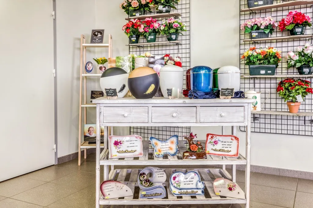 Sélection d'urnes cinéraires modernes et plaques funéraires personnalisées en magasin