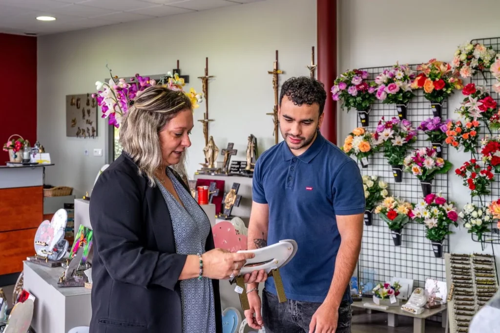 fleurs dans un vase dans un cimetiere