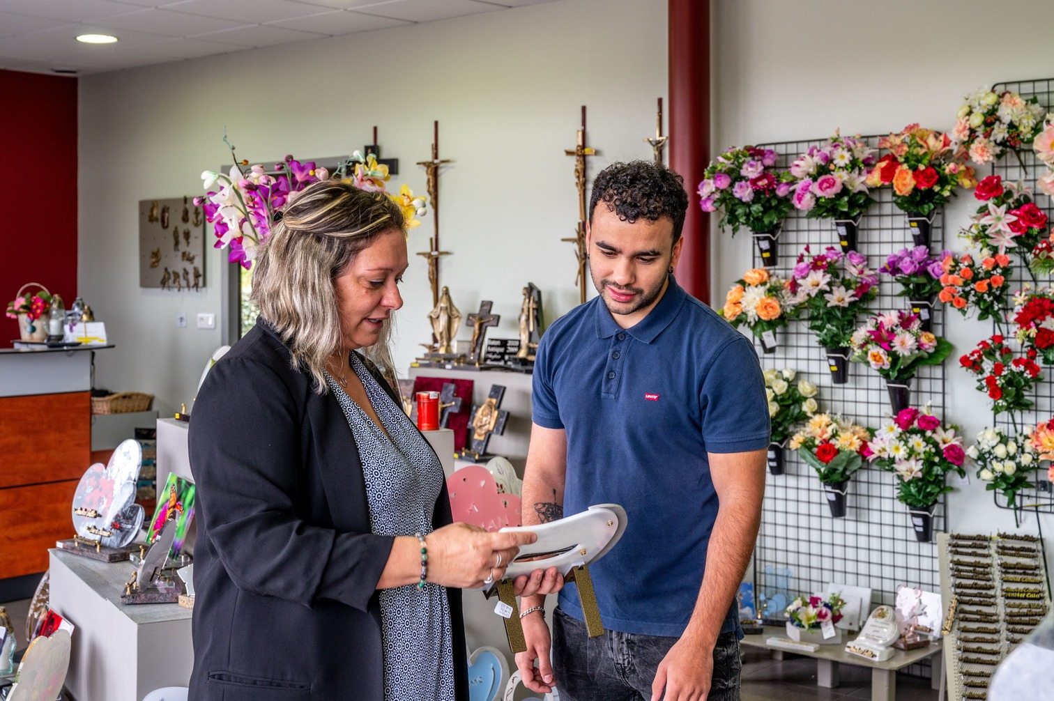 conseillere funeraire aidant une persoinne