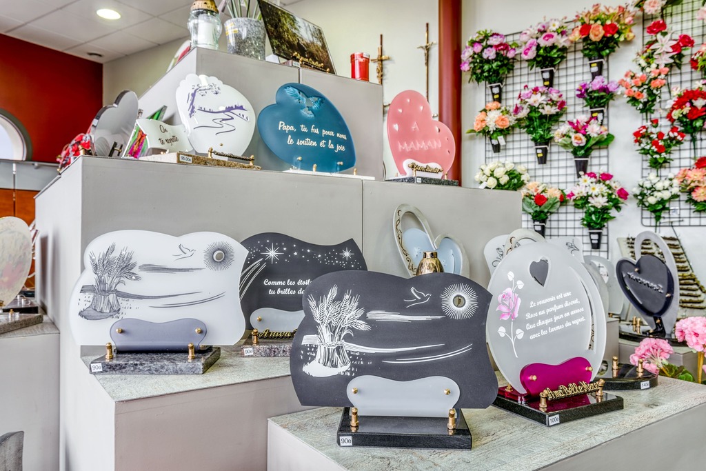 fleurs dans un vase dans un cimetiere