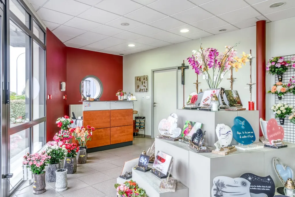 Vue d'ensemble de l'espace de vente des articles funéraires, plaques et compositions florales