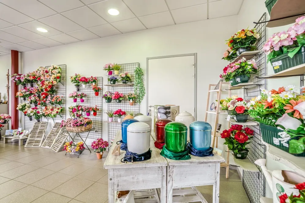 Vue d'ensemble de l'espace de vente des articles funéraires, plaques et compositions florales