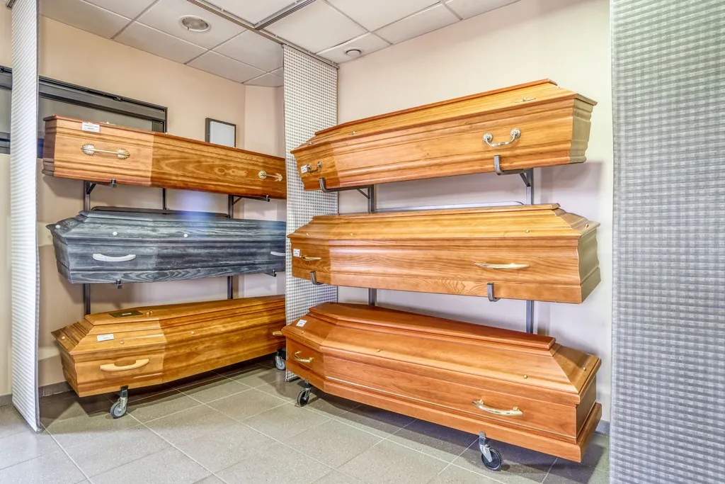 Exposition et choix de cercueils sur mesure pour inhumation et crémation