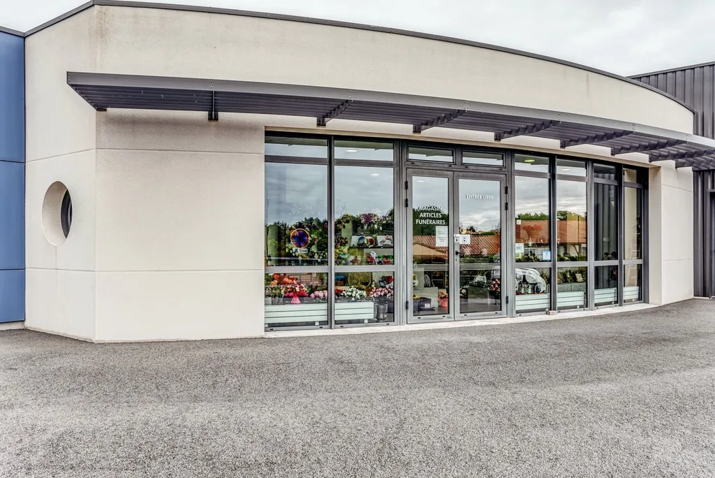 Façade vitrée du magasin d'articles funéraires avec accès libre pour les familles